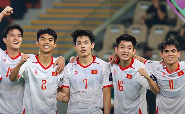 Quả bóng đá trên sân cỏ xanh mướt dưới ánh đèn sân vận động